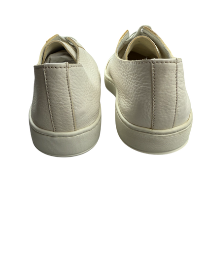 Scarpa uomo Santoni sneaker casual in pelle nera, con suola bianca e dettagli eleganti, ideale per look moderni e confortevoli.