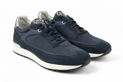 Scarpa uomo Santoni sneaker casual in morbido materiale, con suola bianca e design elegante, vista frontale.
