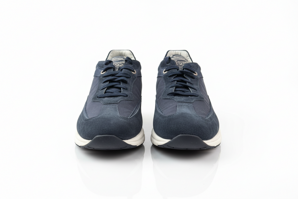 Scarpa da uomo Santoni sneaker casual, design elegante, in pelle color nero con suola bianca, vista frontale.