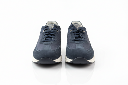 Scarpa da uomo Santoni sneaker casual, design elegante, in pelle color nero con suola bianca, vista frontale.