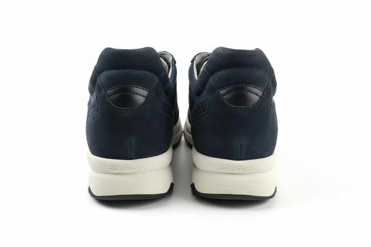 Scarpa uomo Santoni sneaker casual in pelle bianca con dettagli blu, stile moderno e comodo, vista laterale.