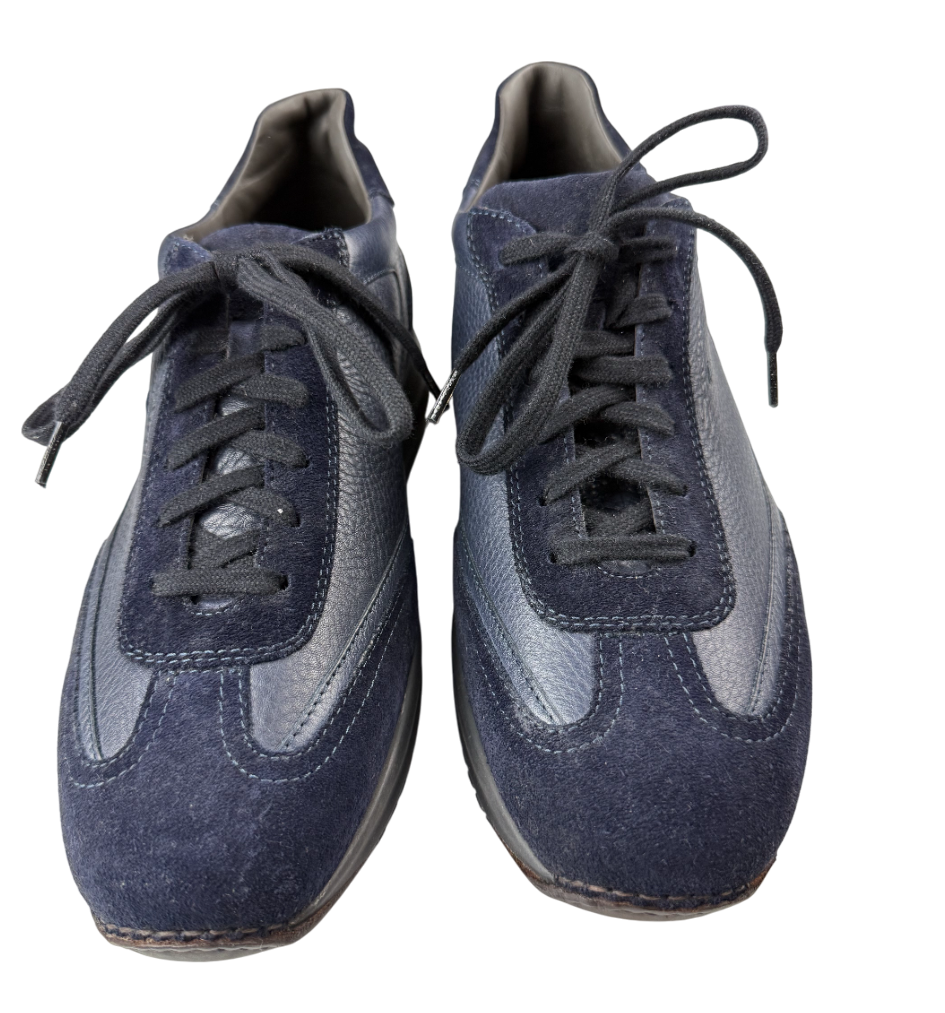 Sneaker uomo Santoni blu notte in tessuto con suola bianca, scarpa casual elegante e confortevole per stile quotidiano.