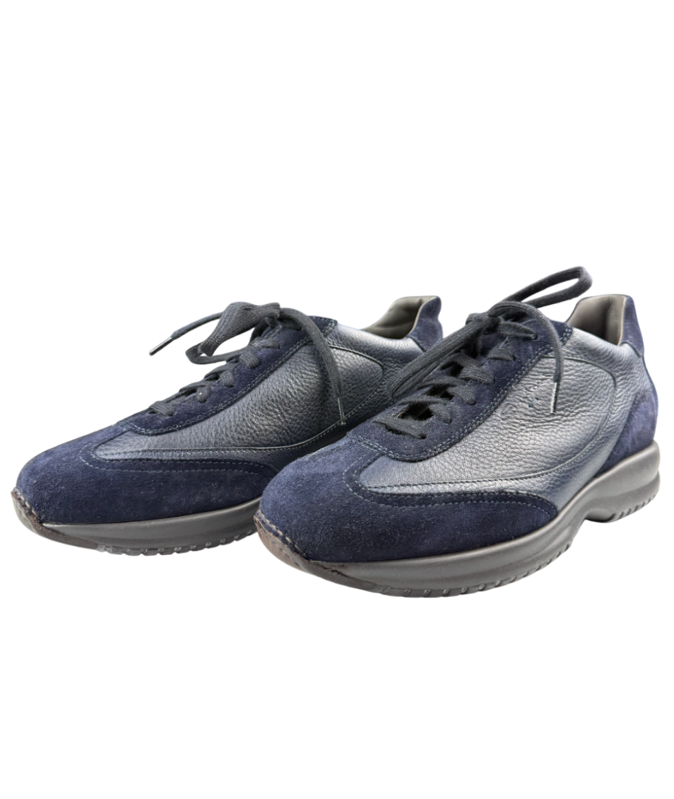 Scarpa uomo Santoni sneaker casual blu notte, modello sportivo in pelle con suola bianca, dettaglio elegante e moderno.