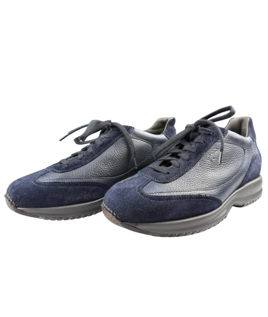 Scarpa uomo Santoni sneaker casual blu notte, modello sportivo in pelle con suola bianca, dettaglio elegante e moderno.