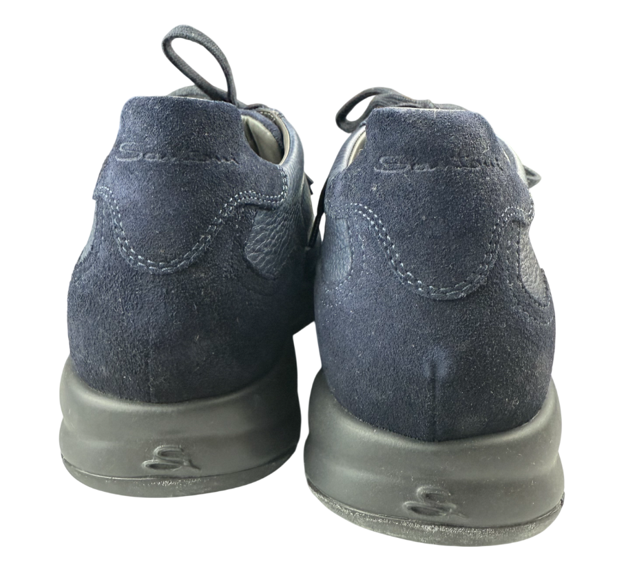 Sneaker casual uomo Santoni blu notte in pelle, con suola bianca e design elegante, ideale per look quotidiani e casual.