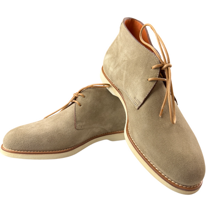 Scarpa uomo Santoni polacchine in pelle nera, stile elegante e classico, con suola in gomma e dettaglio lucido.