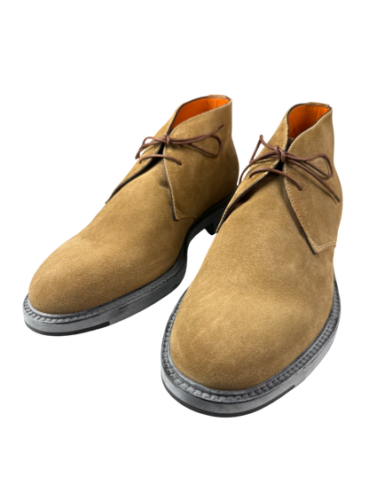 Scarpa uomo Santoni in stile polacchine, elegante e in pelle, perfetta per un look sofisticato e alla moda.