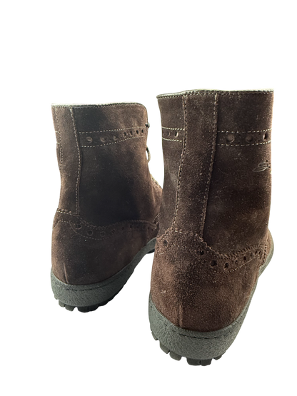 Stivaletti stringati da uomo Santoni, calzature di moda con dettagli eleganti e stile sofisticato, visibili in primo piano.