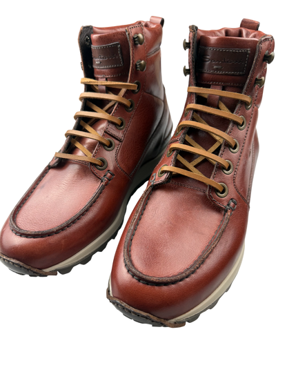Scarpa uomo Santoni, scarponcino stringato in pelle con suola robusta, stile elegante e moderno.