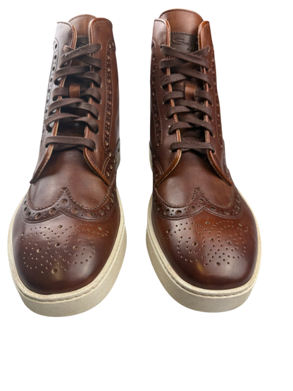 Scarpa uomo Santoni, stivaletto stringato brogue in pelle marrone, stile elegante e classico, ideale per look sofisticati.