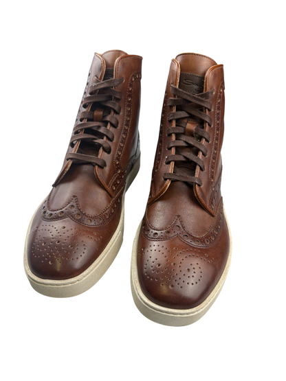 Scarpa uomo Santoni stivaletto stringato brogue in pelle, moda uomo, stile elegante e dettagli classici.