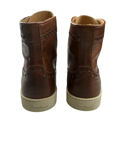 Stivaletto stringato brogue da uomo Santoni in pelle marrone, ideale per un look elegante e casual