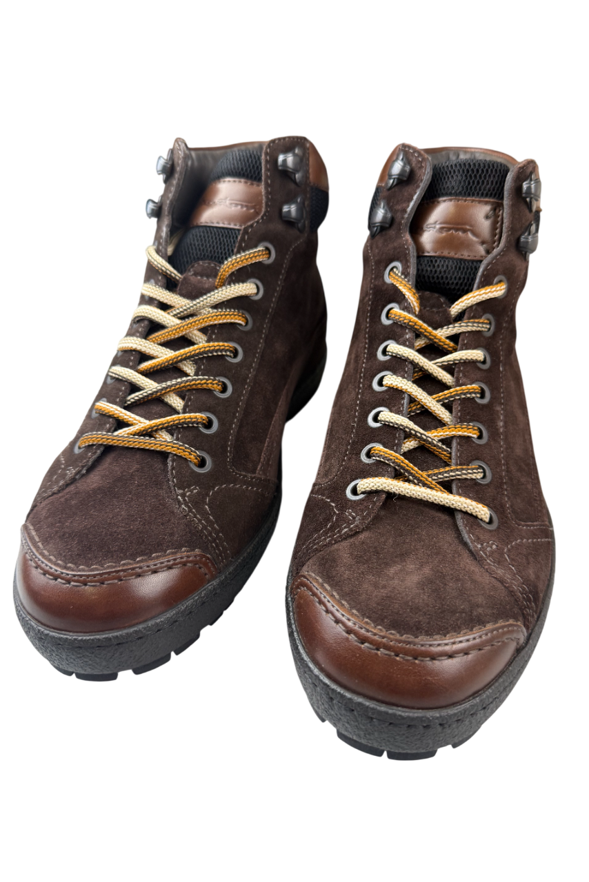 Scarpa uomo Santoni, scarponcino in pelle scamosciata testa di moro, stile moda uomo con stivali eleganti.