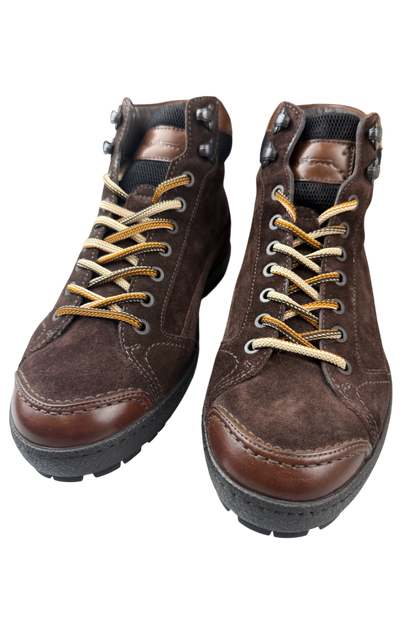 Scarpa uomo Santoni, scarponcino in pelle scamosciata testa di moro, stile moda uomo con stivali eleganti.