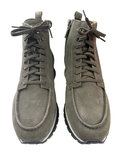 Scarpa uomo Santoni, scarponcino scamosciato grigio, stile moda uomo, calzature Made in Italy, stivali eleganti.