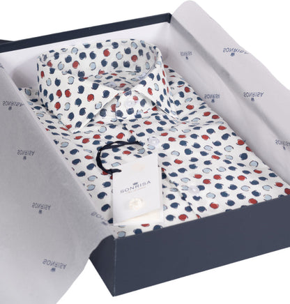 Camicia uomo Sonrisa casual bianca con fantasia multicolore, collo francese, tessuto leggero, ideale per look informali.