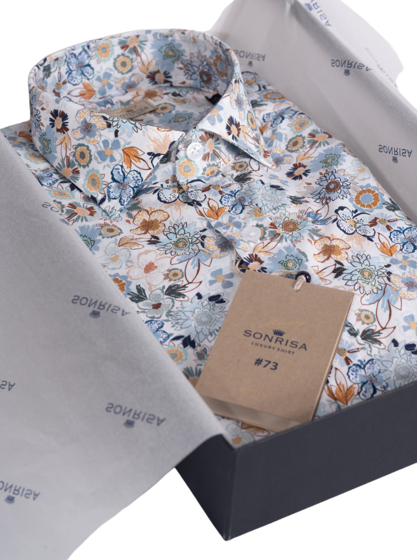Camicia uomo Sonrisa in stile casual con fantasia fiori bianco, celeste e marrone, collo francese, tessuto leggero e confortevole.