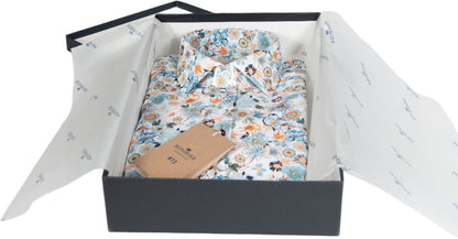 Camicia casual uomo Sonrisa con fantasia fiori bianco, celeste e marrone, collo francese, tessuto leggero e stile elegante.