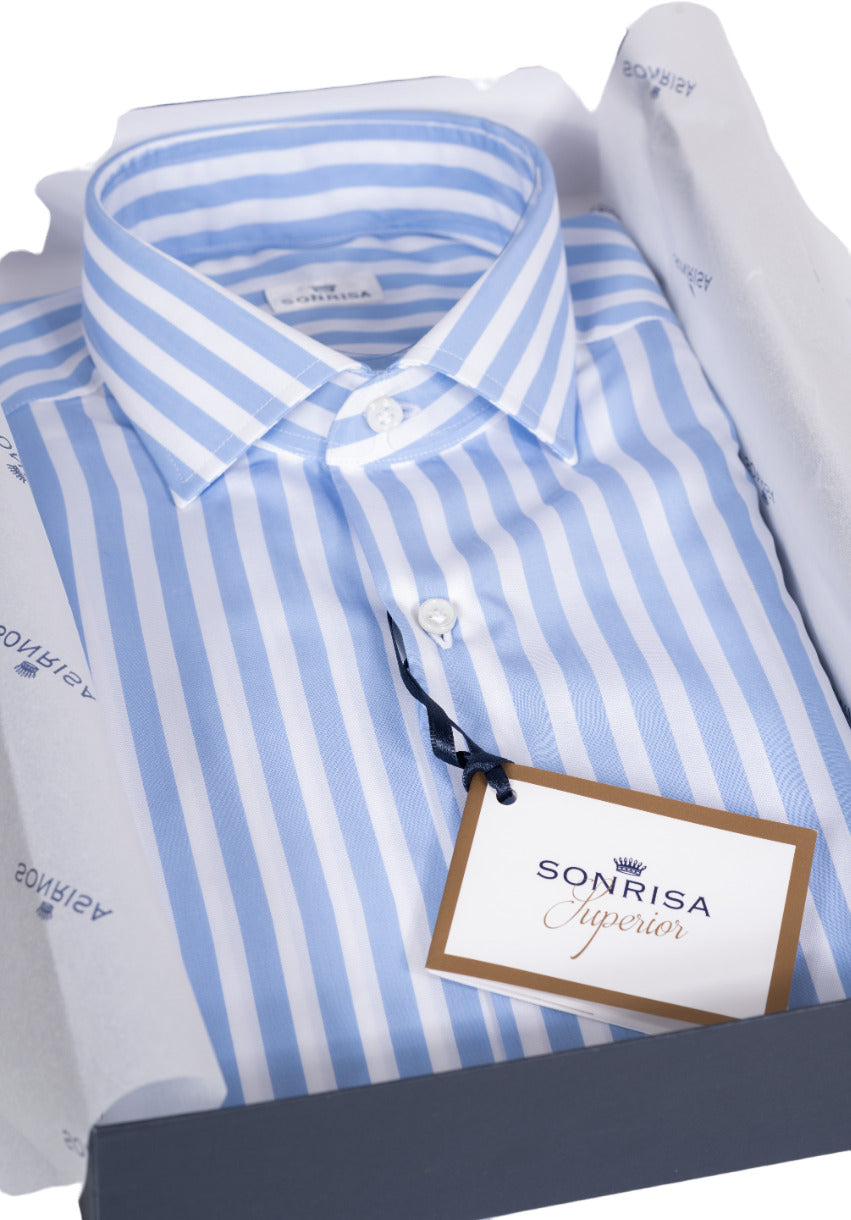 Camicia casual da uomo Sonrisa con fantasia a righe bianco e celeste, collo francese, tessuto leggero e stile elegante.