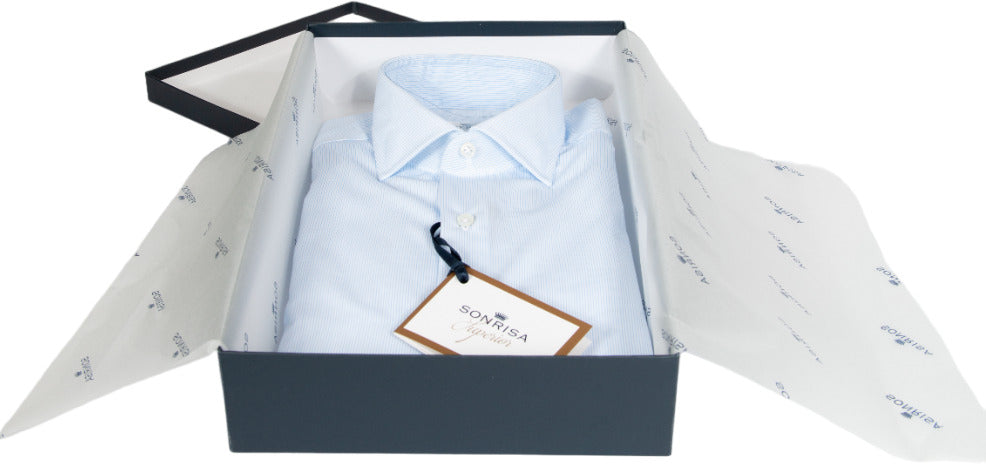 Camicia casual da uomo Sonrisa a righe bianco e azzurro, con collo francese, in tessuto leggero e stile elegante.