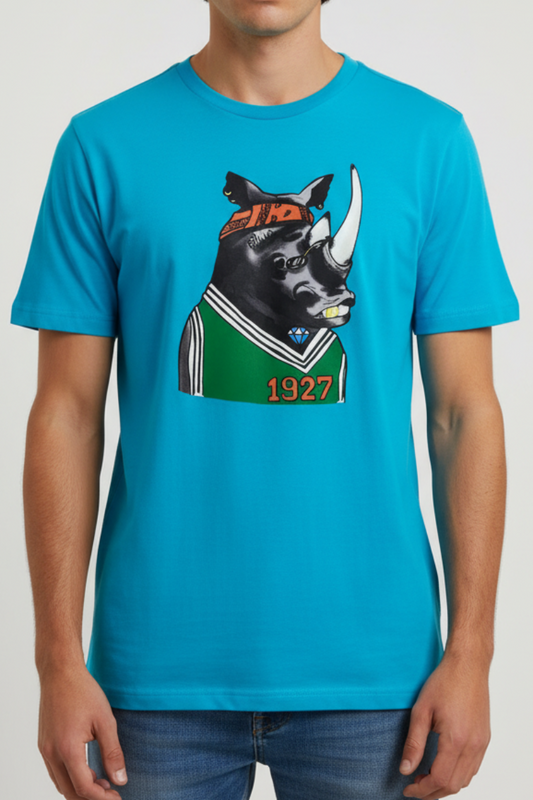T-Shirt uomo Gallo fantasia stampa rinoceronte celeste. Indossata