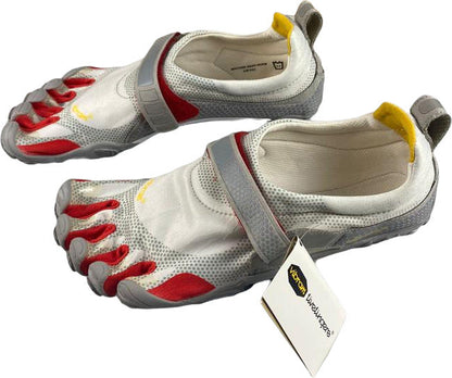 Scarpa uomo Vibram FiveFingers BIKILA in grigio chiaro e rosso, sneaker casual sportive con design aderente e traspirante.