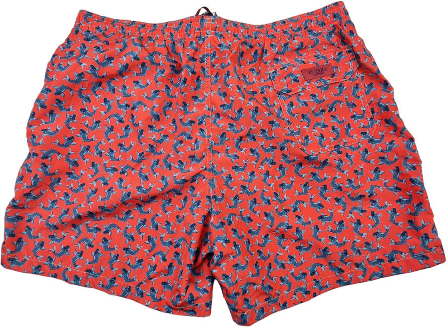 Boxer da uomo Zeybra Portofino 1962 con fantasia di carpe rosse, tessuto leggero per mare e piscina, made in Italy.